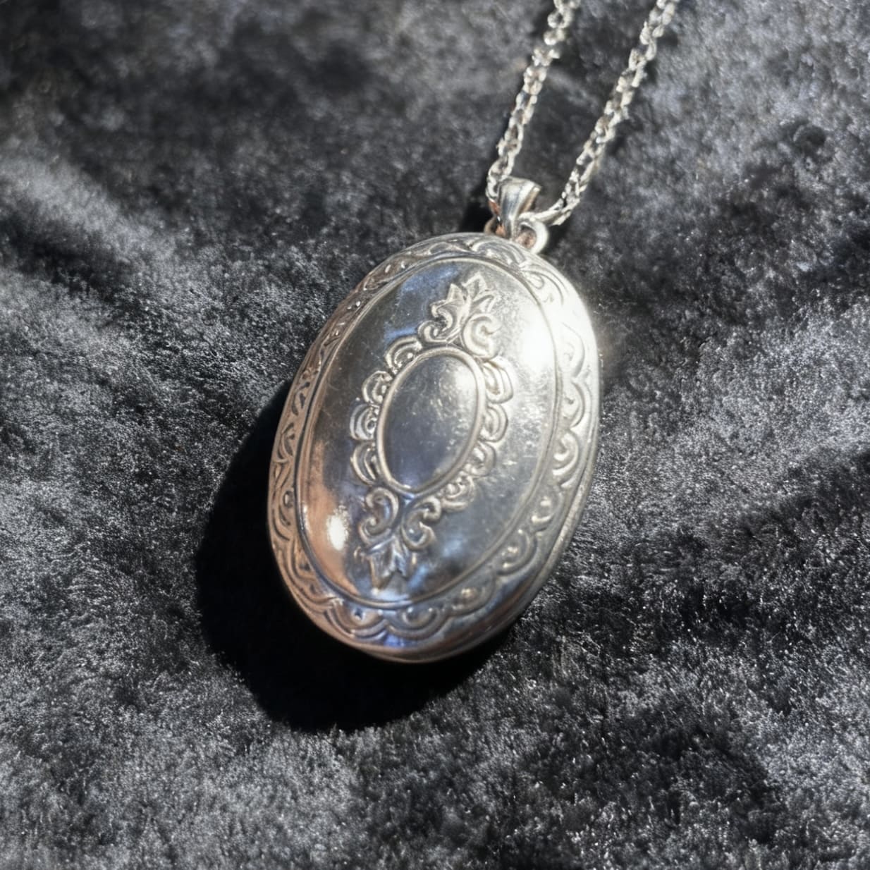 CUSTOM EYE OVAL LOCKET NECKLACE (DM IG: eccentric_manor)