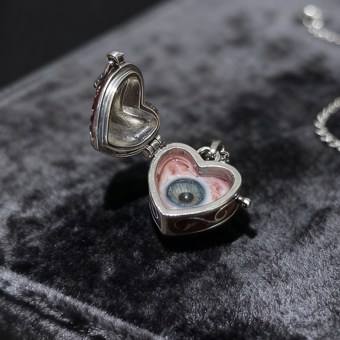 CUSTOM EYE HEART NECKLACE (DM IG: eccentric_manor)