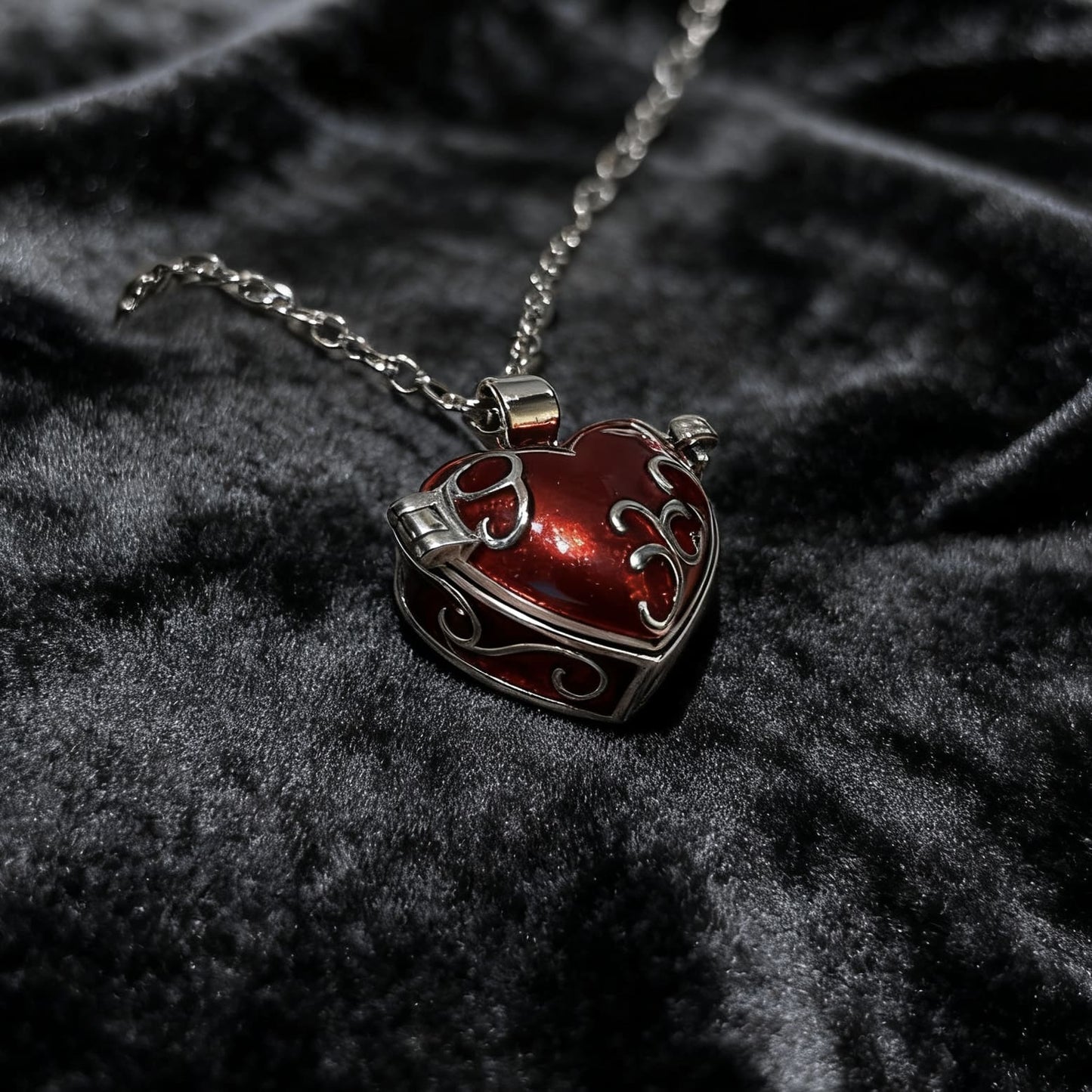 CUSTOM EYE HEART NECKLACE (DM IG: eccentric_manor)