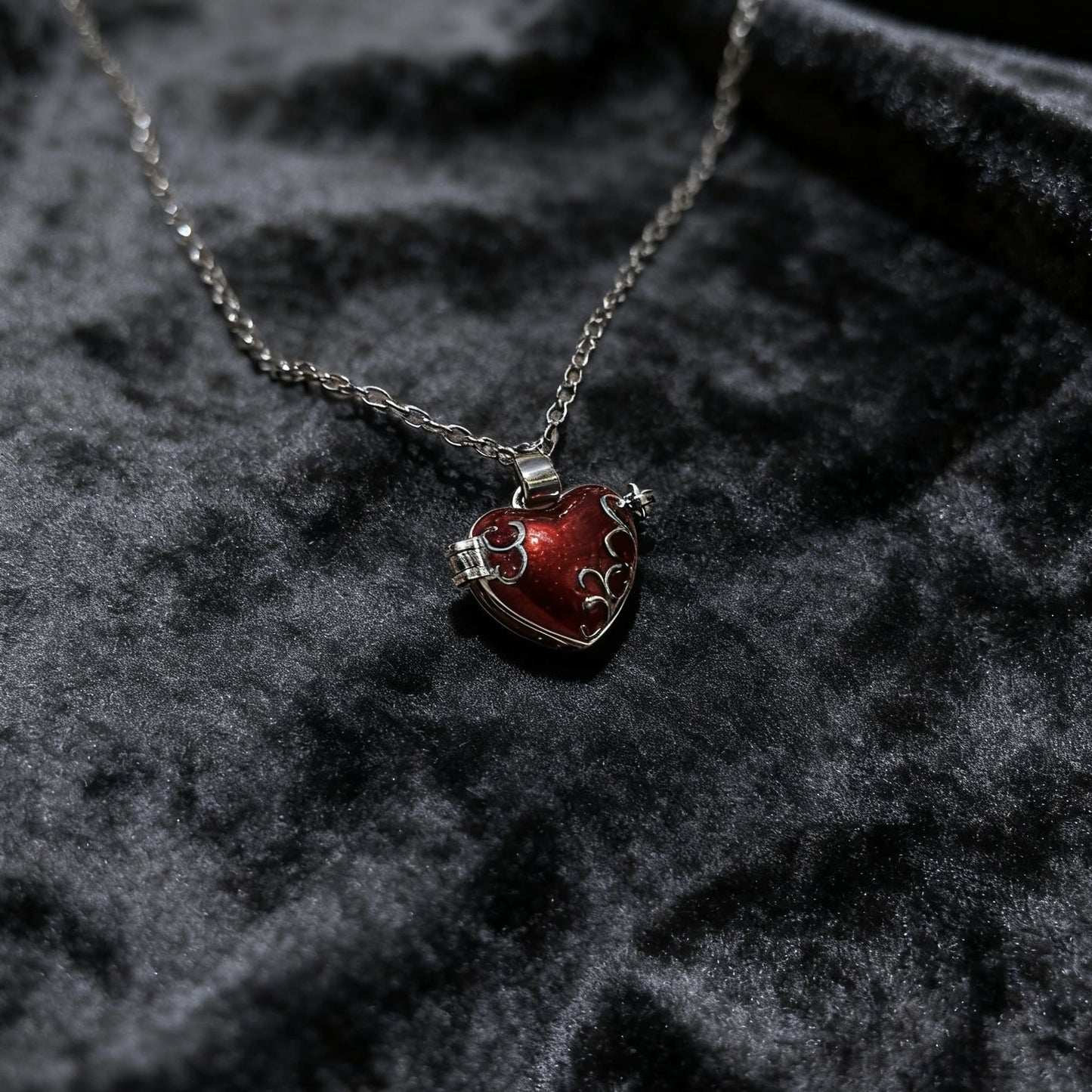 CUSTOM EYE HEART NECKLACE (DM IG: eccentric_manor)